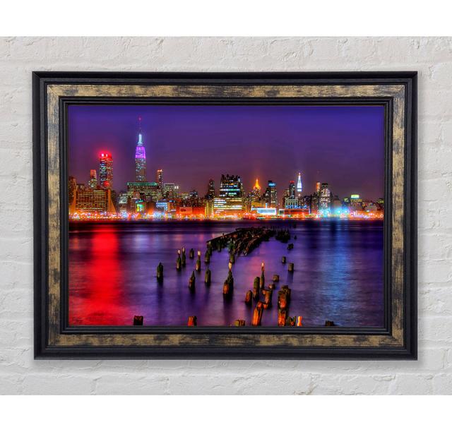 New York City Purple Sky Reflections - Einzelner Bilderrahmen Kunstdrucke Bright Star Größe: 29,7 cm H x 42 cm B x 8 cm T on Productcaster.