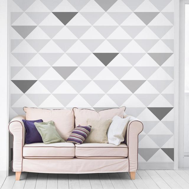 Triangle Semi-Gloss Wallpaper Roll East Urban Home Size: 3.36m x 336cm, Materialqualität: Premium (150g/m²), Colour: White/Grey on Productcaster.