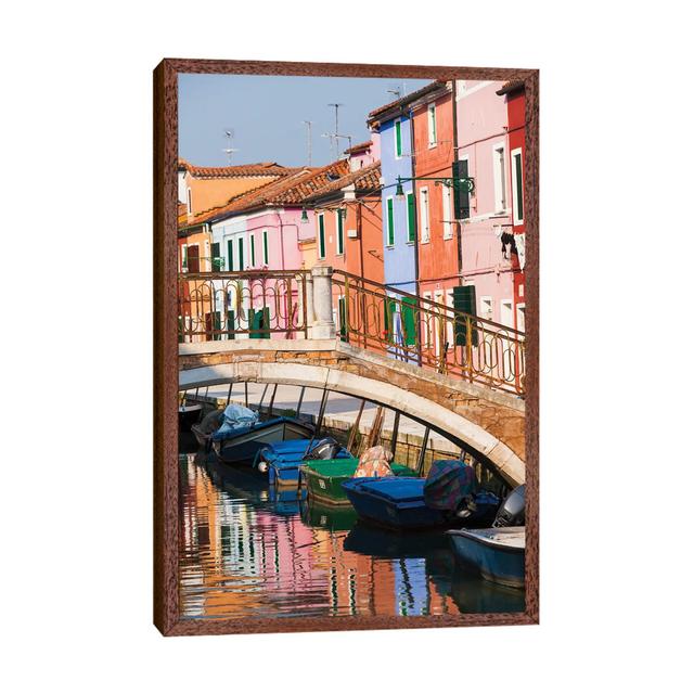 Italien, Burano. Spiegelung der bunten Häuser im Kanal. Haus am Meer Format: Klassischer Schattenfugenrahmen aus Holz, Größe: 101,6 cm H x 66,04 cm B on Productcaster.