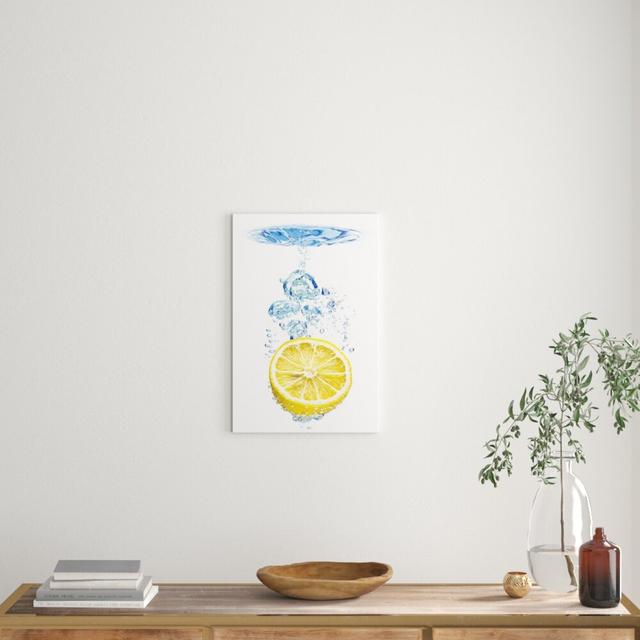 Leinwandbild „Zitrone im Wasserregen“, Grafikdruck East Urban Home Größe: 100 cm H x 70 cm B on Productcaster.