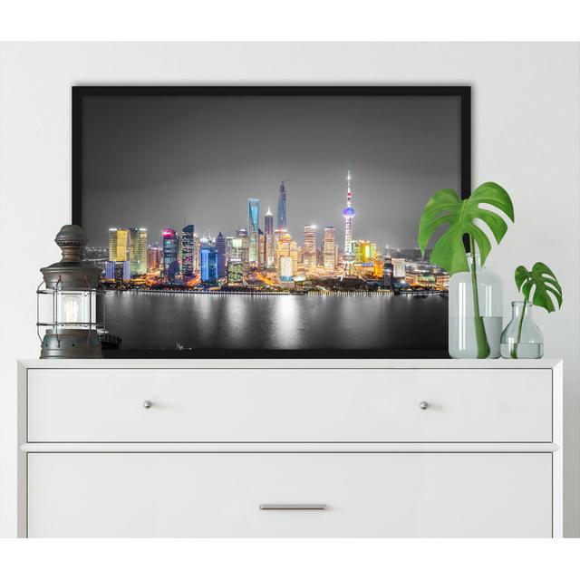 Gerahmtes Poster Shanghai Skyline bei Nacht ModernMoments Größe: 55 cm H x 40 cm B x 2.5 cm T on Productcaster.