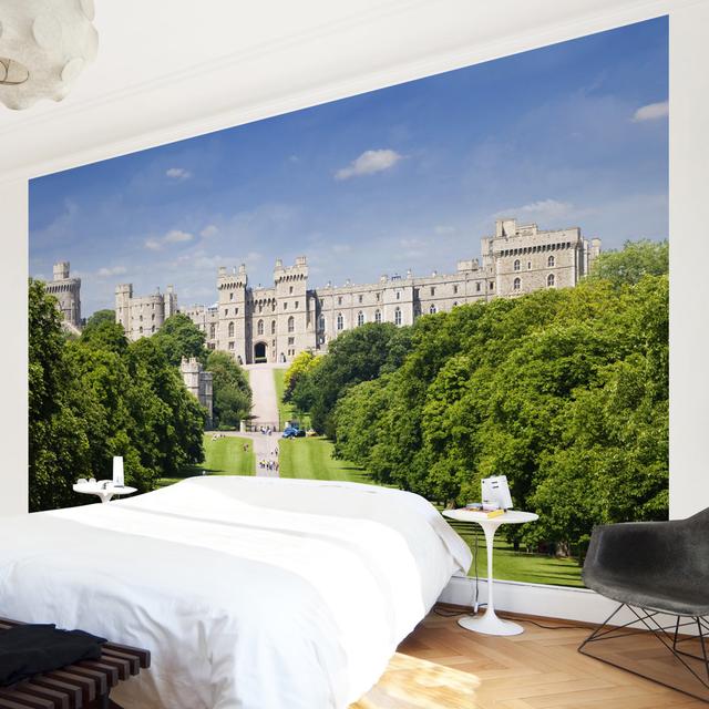 Halbglänzende Tapete Windsor Castle East Urban Home Größe: 3,84 m x 255 cm, Materialqualität: Premium (150 g/qm) on Productcaster.