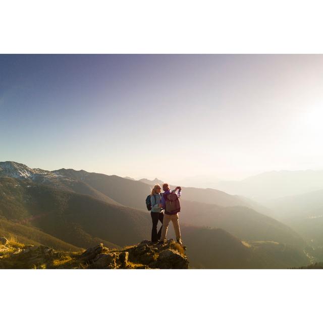 Wanderndes Paar macht Selfie Alpen Home Größe: 60 cm H x 40 cm B on Productcaster.