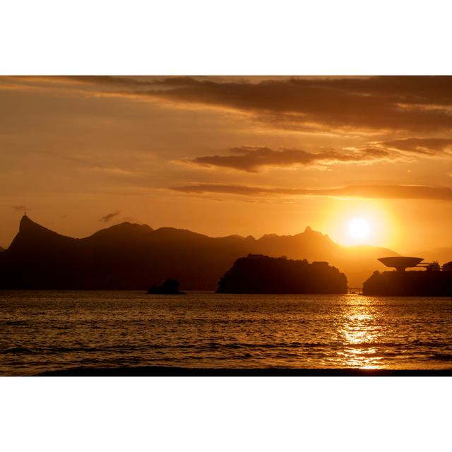 Sonnenuntergang in Rio De Janeiro von Luoman - Drucken Alpen Home Größe: 60 cm H x 90 cm B on Productcaster.