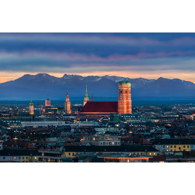 München in der Abenddämmerung von MarcelStrelow - Kunstdrucke auf Leinwand 17 Stories Größe: 60 cm H x 90 cm B on Productcaster.