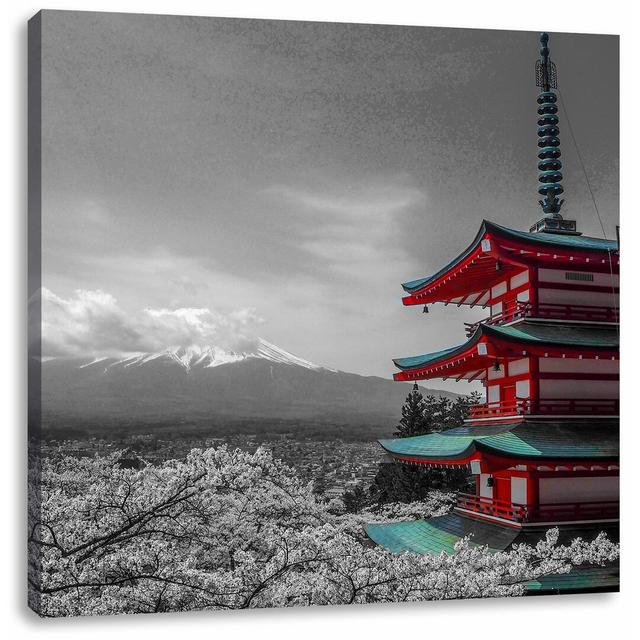 Leinwandbild Japanisches Gebäude mit Berg im Hintergrund East Urban Home Größe: 60 cm H x 60 cm B on Productcaster.