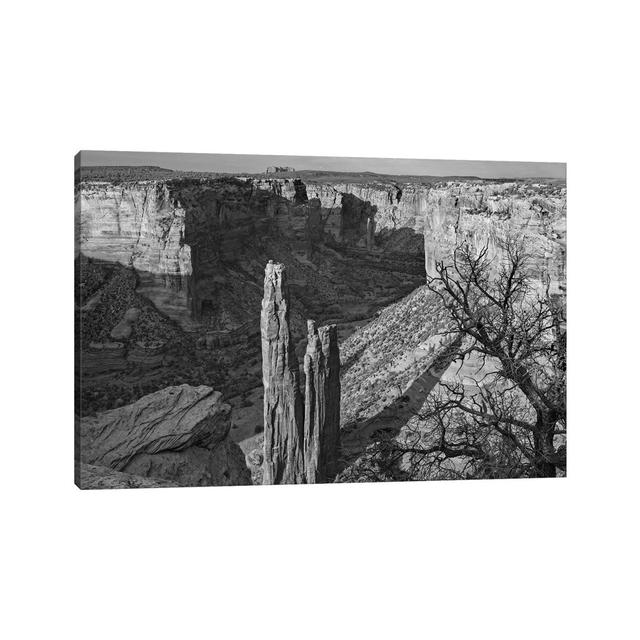 Spider Rock, Canyon De Chelley, Arizona von Tim Fitzharris - Galerie- Giclée auf Leinwand ModernMoments Format: Leinwandbild, Größe: 45,72 cm H x 66,0 on Productcaster.