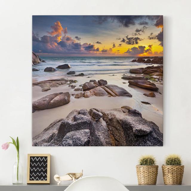 Leinwandbild - Strand Sonnenaufgang In Thailand Haus am Meer Format: 260g/m² Canvas, Rahmen-Option: Creme/Beige, Größe: 80cm H x 80cm B on Productcaster.