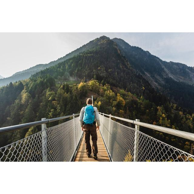 Solo-Wanderer auf Hängebrücke zwischen zwei Bergtälern von Deimagine - No Frame Set auf Leinwand Alpen Home Größe: 50 cm H x 75 cm B on Productcaster.