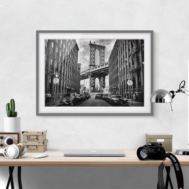 Gerahmtes Papierbild Manhattan Bridge in Amerika East Urban Home Größe: 40 cm H x 55 cm B, Rahmenoptionen: Mattes Grau on Productcaster.