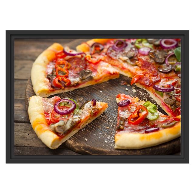 Gerahmtes Wandbild Leckere Pizza auf Holztisch East Urban Home Größe: 40 cm H x 55 cm B on Productcaster.