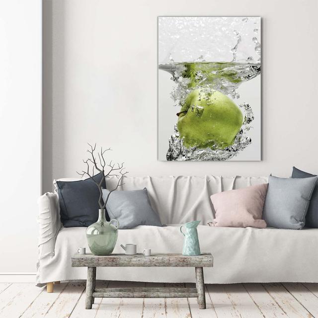 Apfel unter Wasser - Kunstdrucke auf Leinwand Ebern Designs on Productcaster.