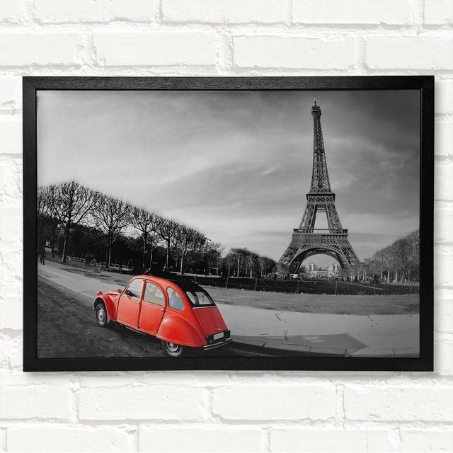 Rotes Auto-Eiffelturm Paris - Geschlossener Eckrahmen Kunstdrucke auf Holz ModernMoments Größe: 59,1 cm H x 84,1 cm B on Productcaster.