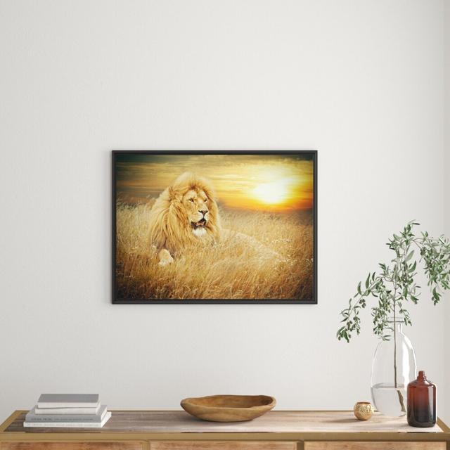 Gerahmtes Wandbild mächtiger Löwe East Urban Home Größe: 70 cm H x 100 cm B on Productcaster.