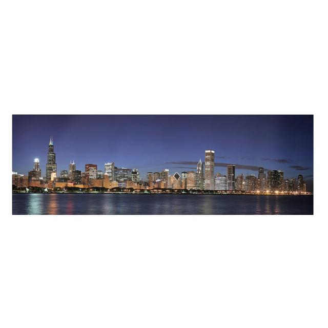 Leinwandbild Chicago Skyline bei Nacht Ebern Designs Größe: 50 cm H x 150 cm B on Productcaster.