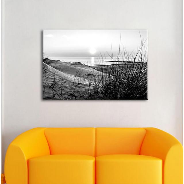 Blick auf Dünen am Meer bei Sonnenuntergang, Monochrom als Leinwandbild House of Hampton Maße: 40 cm H x 60 cm B x 1,8 cm T on Productcaster.