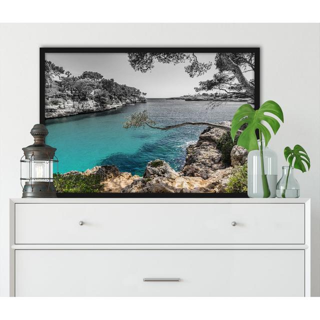 9638_Mallorca Bay Cove - Poster Im Rahmen House of Hampton Farbe: Schwarz/Weiß, Größe: 100cm H x 70cm B x 2,5cm T on Productcaster.