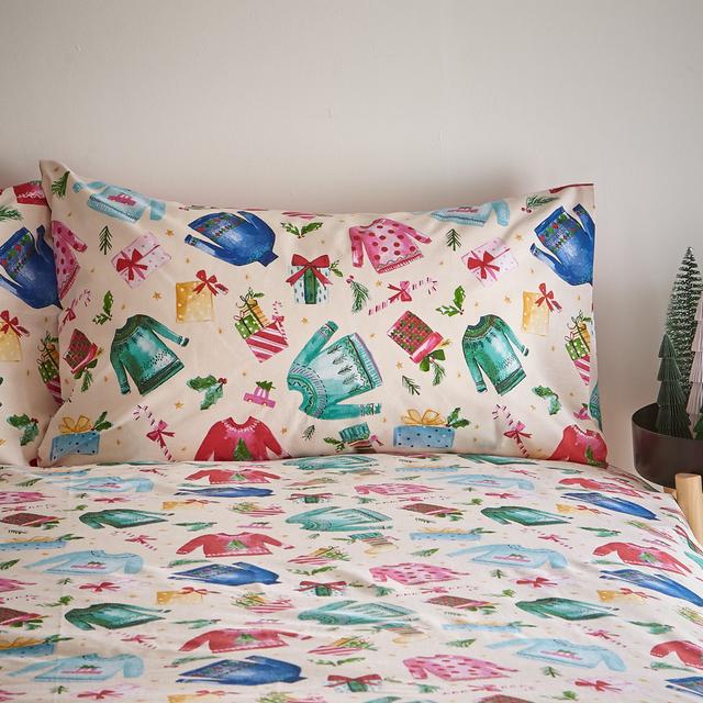 Christmas Jolly Jumpers Reversible Duvet Cover Set Catherine Lansfield Size: King Duvet Cover + 2 Standard Pillowcases on Productcaster.