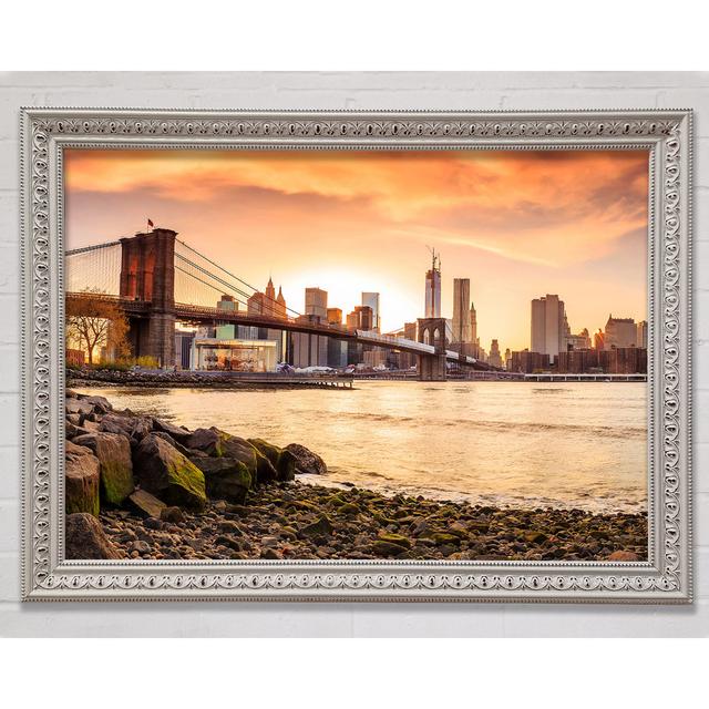 As The Sun Comes Up Over The Brooklyn Bridge - Drucken Bright Star Größe: 84,1 cm H x 118,9 cm B x 3 cm T on Productcaster.