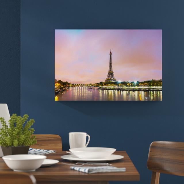 Leinwandbild „Eifelturm Paris bei Nacht“, Fotodruck East Urban Home Größe: 70 cm H x 100 cm B on Productcaster.