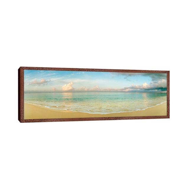 Bewölkte Strandlandschaft, Seven Mile Beach, Grand Cayman, Caymaninseln Haus am Meer Größe: 40,64 cm H x 121,92 cm B, Gestellfarbe: Classic Wood on Productcaster.