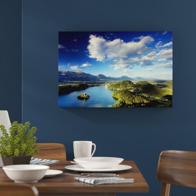 Leinwandbild „Wunderschöne Seen Landschaft“, Fotodruck East Urban Home Größe: 40 cm H x 60 cm B on Productcaster.