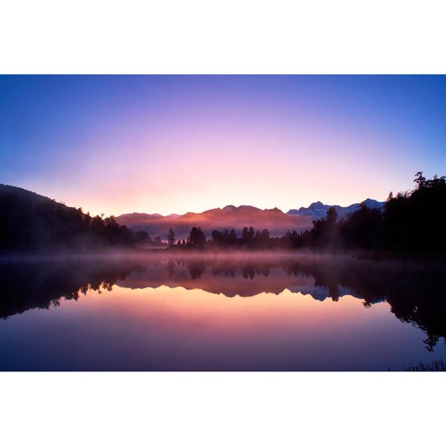 Lake Matheson And The Southern Alps At Dawn von Simonbradfield - Kunstdrucke Alpen Home Größe: 81cm H x 122cm B on Productcaster.