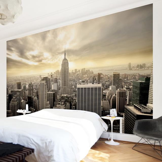 Strukturierte Tapete Manhattan, Sonnenuntergang 2,55 m x 384 cm East Urban Home Größe: 3,2 m x 4,8 m on Productcaster.