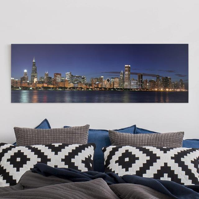 Leinwandbild Chicago Skyline bei Nacht Ebern Designs Größe: 40 cm H x 120 cm B on Productcaster.