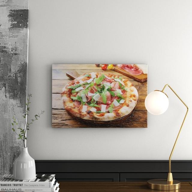 Leinwandbild „Prosciutto Pizza mit Rucola und Parmesan auf rustikalem Holztisch“, Grafikdruck East Urban Home Größe: 40 cm H x 60 cm B on Productcaster.