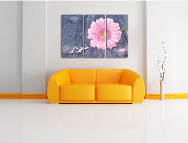 3-tlg. Leinwandbilder-Set „Pinke Gerbera auf rustikalem Boden“, Grafikdruck East Urban Home on Productcaster.