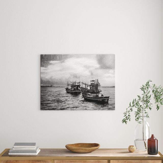 Leinwandbild ?Thailändische Fischerboote im Meer? East Urban Home Größe: 40 cm H x 60 cm B on Productcaster.