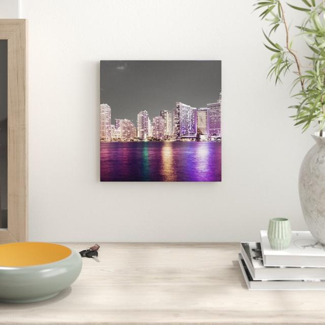 Leinwandbild Schöne Nacht-Szene Skyline von Miami Florida East Urban Home Größe: 70 cm H x 70 cm B on Productcaster.