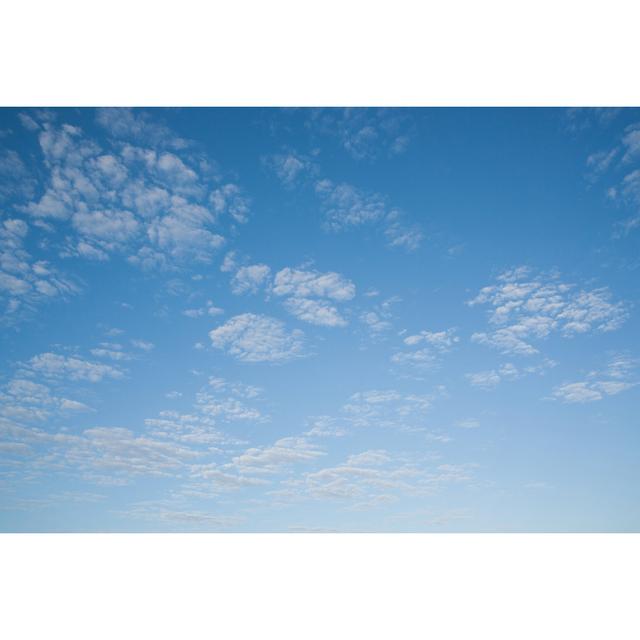 Wolken im blauen Himmel von Martin Barraud - Druck auf Leinwand ohne Rahmen ModernMoments Größe: 60 cm H x 90 cm B on Productcaster.