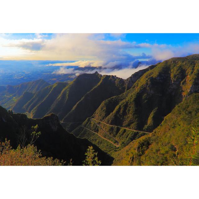 Dramatische Landschaft: Serra Do Rio Do Rastro Bergstraße - Santa Catarina, Brasilien von Agustavop - Kunstdrucke ohne Rahmen auf Leinwand Alpen Home on Productcaster.