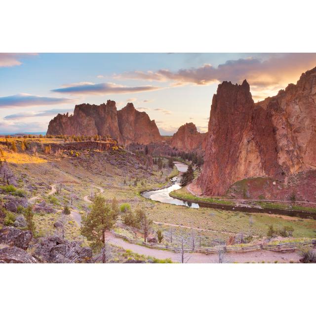 Felsformationen am Smith Rock - Drucken Natur Pur Größe: 50 cm H x 75 cm B on Productcaster.