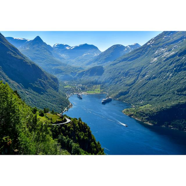 Geiranger, Norwegen von Baitong333 - Kunstdrucke auf Leinwand Küstenhaus Größe: 50cm H x 75cm B x 1,8cm T on Productcaster.