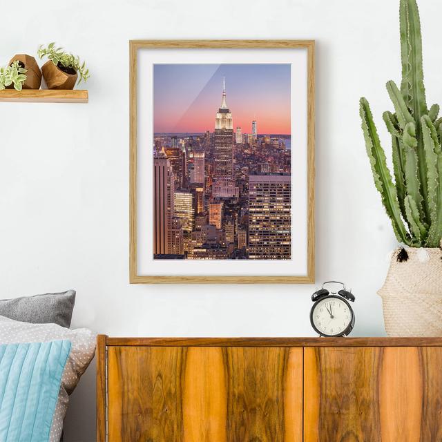 Gerahmtes Poster Sunset in Manhattan New York City East Urban Home Rahmenoptionen: Naturbelassene Eiche, Größe: 55 cm H x 40 cm B on Productcaster.