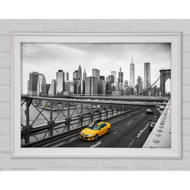 Gelbes Taxi auf der Brooklyn Bridge - Einzelne Bilderrahmen Kunstdrucke Brayden Studio Größe: 29,7 cm H x 42 cm B x 1,5 cm T on Productcaster.