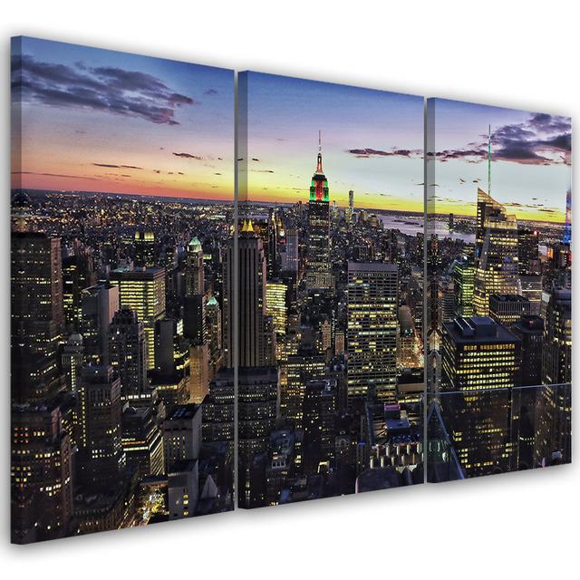 Leinwandbild New York City Night Ebern Designs Größe: 80 cm H x 120 cm B on Productcaster.