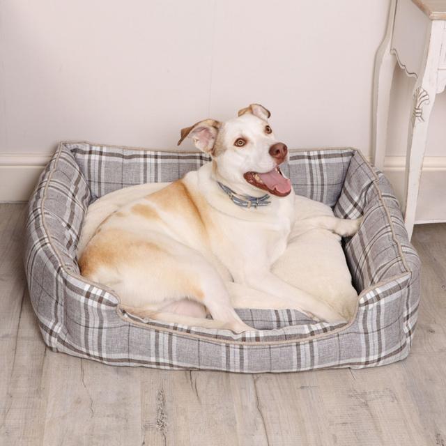 Kuhn Polyester Pet Bed Archie & Oscar Size: Medium on Productcaster.