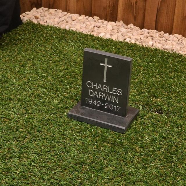 Personalised Slate Headstone On Plinth - 14 X 11 Cm Maturi Customize: Yes on Productcaster.