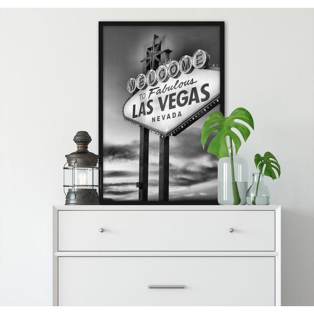 Gerahmtes Poster Las Vegas Schild in der Dämmerung ModernMoments Größe: 80 cm H x 60 cm B x 2.5 cm T on Productcaster.