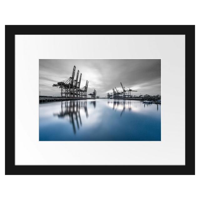 Hafen am Abend Gerahmter Fotodruck East Urban Home Größe: 30 cm H x 38 cm B x 2,5 cm T, Farbe: Blau/Schwarz/Grau on Productcaster.