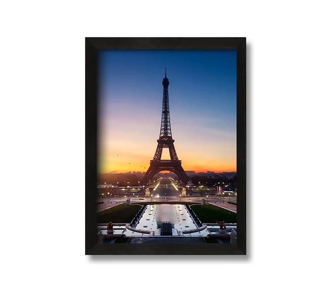 Eiffel Tower Sunset 6 ModernMoments Format: Poster mit schwarzem Rahmen, Größe: 42cm H x 29,7cm B x 8cm T on Productcaster.