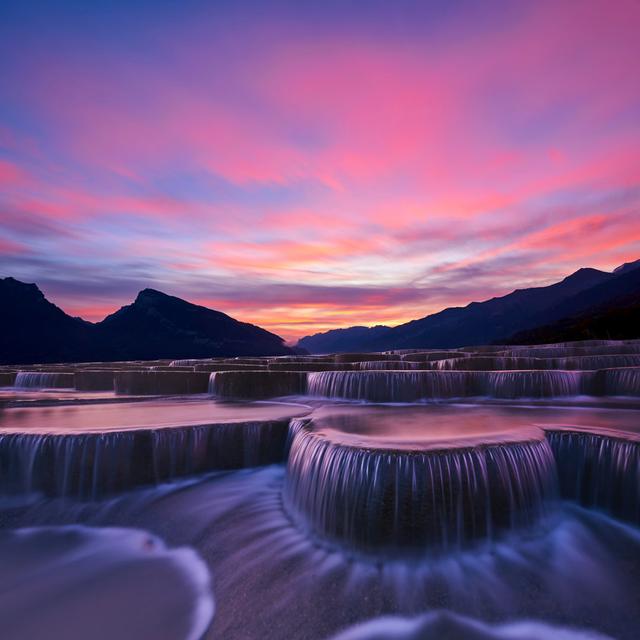 Gestufte Wasserfallgruppe bei Sonnenaufgang House of Hampton Größe: 91 cm H x 91 cm B on Productcaster.