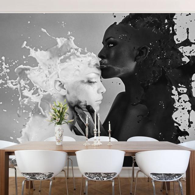 Milk & Coffee Kiss Textured Semi-Gloss Wallpaper Roll East Urban Home Size: 3.36m x 225cm, Materialqualität: Premium (150g/m²), Colour: Black/White on Productcaster.