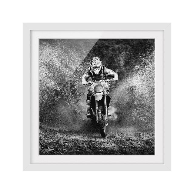 Gerahmtes Papierbild Motocross im Schlamm East Urban Home Größe: 30 cm H x 30 cm B, Rahmenoptionen: Mattes Weiß on Productcaster.