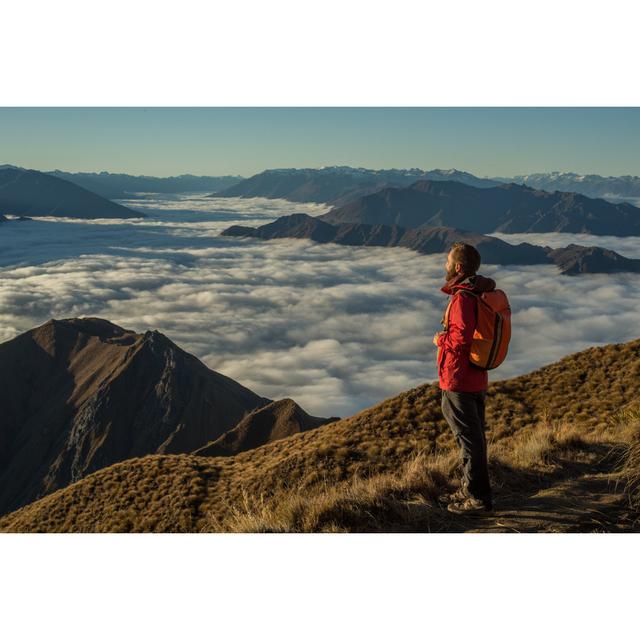 Wanderer auf dem Gipfel eines Berges Alpen Home Größe: 20 cm H x 30 cm B on Productcaster.