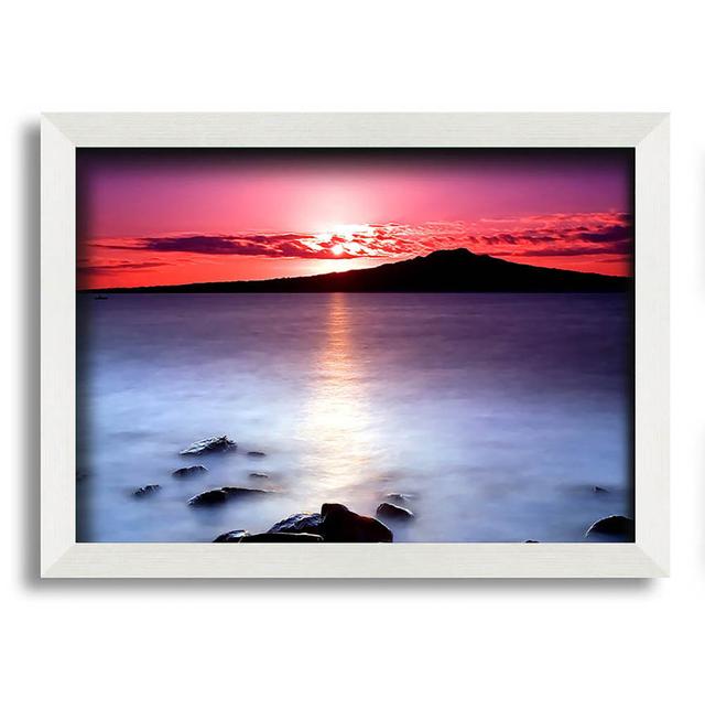 Leinwandbild Sonnenuntergang auf dem ruhigen Meer Haus am Meer Format: Poster mit weißem Rahmen, Größe: 29,7 cm H x 42 cm B x 1,5 cm T on Productcaster.